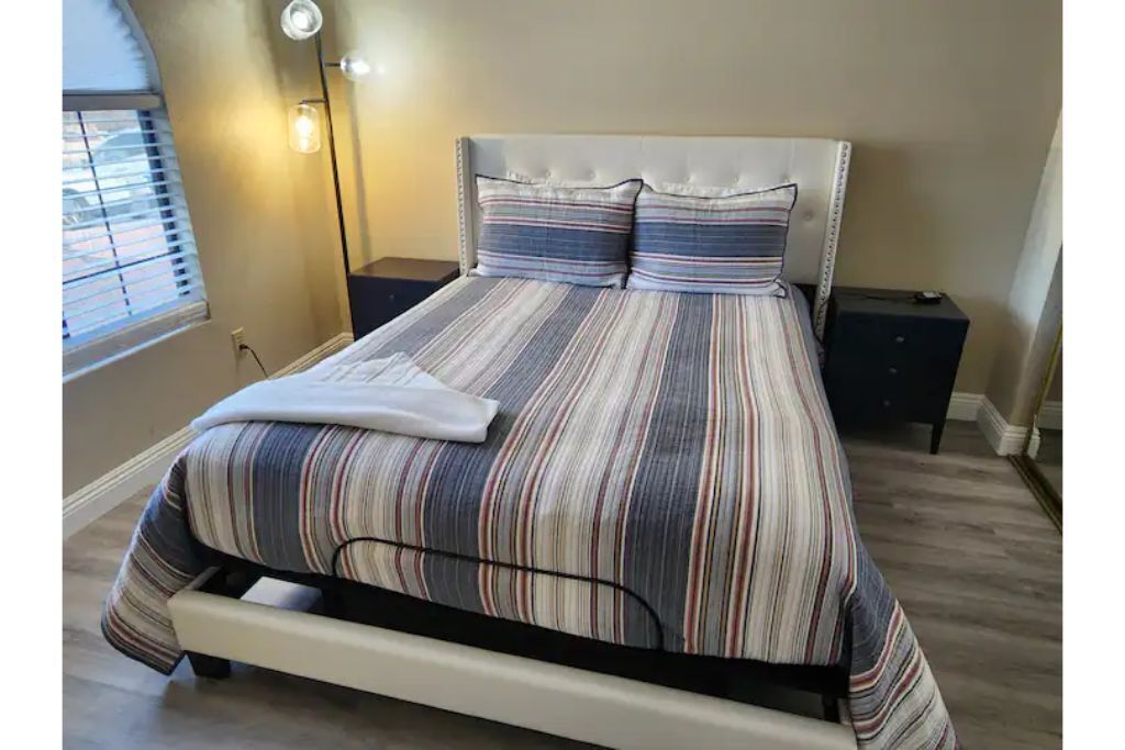 3 habitaciones, escritorio y tabla de planchar con plancha 