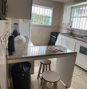 Fridge, microwave, oven, stovetop - Holiday home with pool in Costa Azul - Rio das Ostras  (Rio das Ostras)