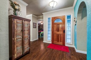 Interior - Mini Resort In SA, 3 Master Suites w Heated Pool, big screen & outdoor kitchen (San Antonio)