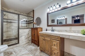 Douche, sĂšche-cheveux, serviettes fournies, papier toilette