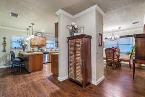 Interior - Mini Resort In SA, 3 Master Suites w Heated Pool, big screen & outdoor kitchen (San Antonio)