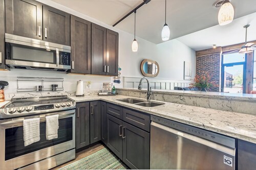 Ground Floor Getaway- Year round indoor/outdoor pool close to town and beach!