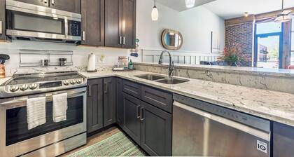 Ground Floor Getaway- Year round indoor/outdoor pool close to town and beach!