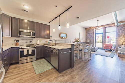 Ground Floor Getaway- Year round indoor/outdoor pool close to town and beach!