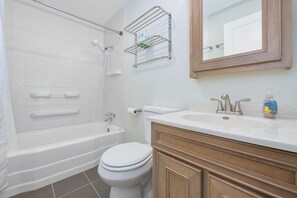 Combined shower/tub, towels