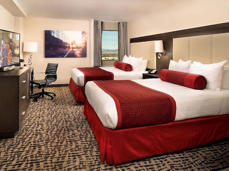 3 X Elite 2 Queens At The Strat Hotel, Casino & Tower - North Las Vegas, NV