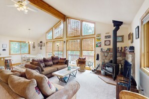 TV, caminetto, lettore DVD, libri