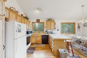 Refrigerador, microondas, horno y parrilla de estufa 