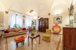 TV - The paintress home with private patio (Firenze)