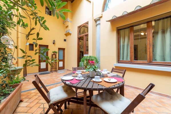 Outdoor dining - The paintress home with private patio (Firenze)