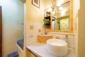 Bathtub, hair dryer, bidet, towels