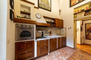 Fridge, oven, stovetop, dishwasher - The paintress home with private patio (Firenze)