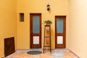 Interior - The paintress home with private patio (Firenze)