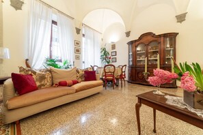 TV - The paintress home with private patio (Firenze)