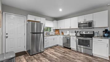 Kjøleskap, mikrobølgeovn, ovn og kokeplater