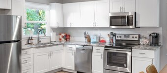 Retro Resort Inspired Home 7 Min From DT Raleigh