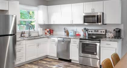Retro Resort Inspired Home 7 Min From DT Raleigh
