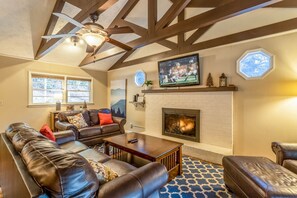 Televisión y chimenea 