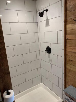 Dusche, Haartrockner, Handtücher, Toilettenpapier