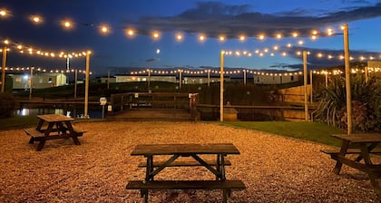 Lodge with a Sea View and Private Parking, Full Bathroom and En Suite