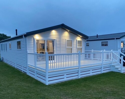 Lodge with a Sea View and Private Parking, Full Bathroom and En Suite