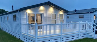 Lodge with a Sea View and Private Parking, Full Bathroom and En Suite