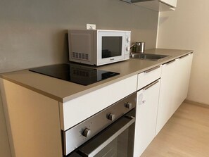 Microwave, stovetop, cookware/dishes/utensils - Suite 5 Palazzo Marconi (Bologna)