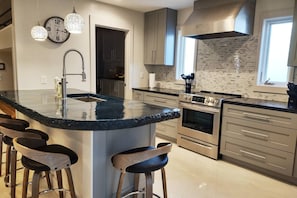 Fridge, microwave, oven, stovetop - Rooftop Deck-Downtown Bryson City-Walk to it ALL (Bryson City)