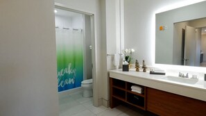 Combined shower/bathtub, hair dryer, towels