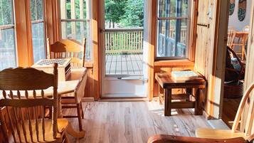 Smart TV, chimenea, reproductor de DVD y libros