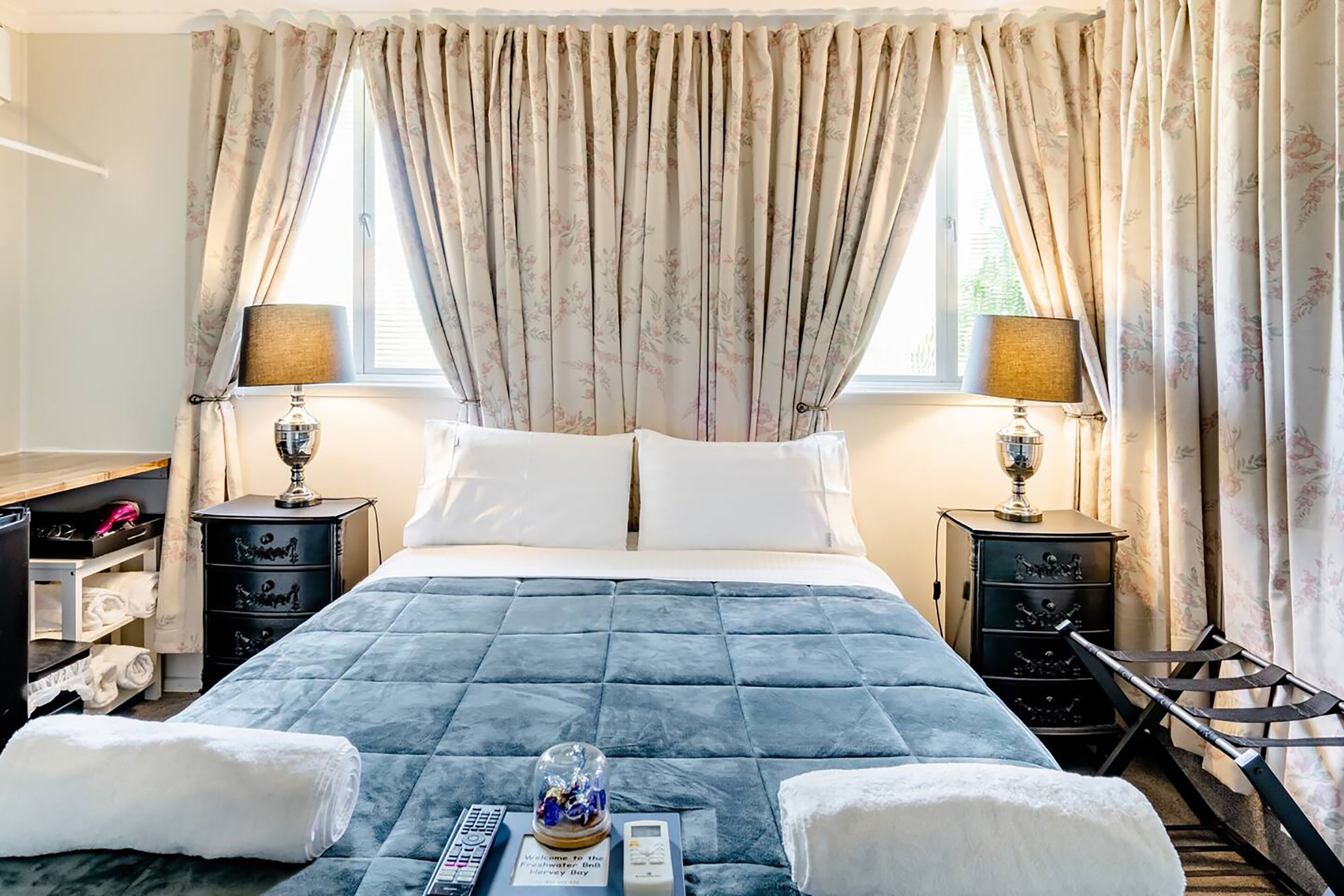 ميني بار وتجهيزات عازلة للصوت ومكواة/لوح كي وواي فاي مجانًا