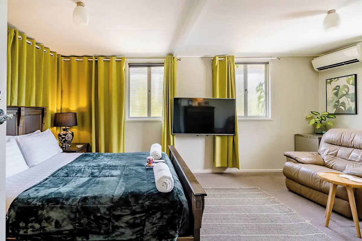 Deluxe Single Room, 1 Queen Bed | Minibar, soundproofing, iron/ironing board, free WiFi