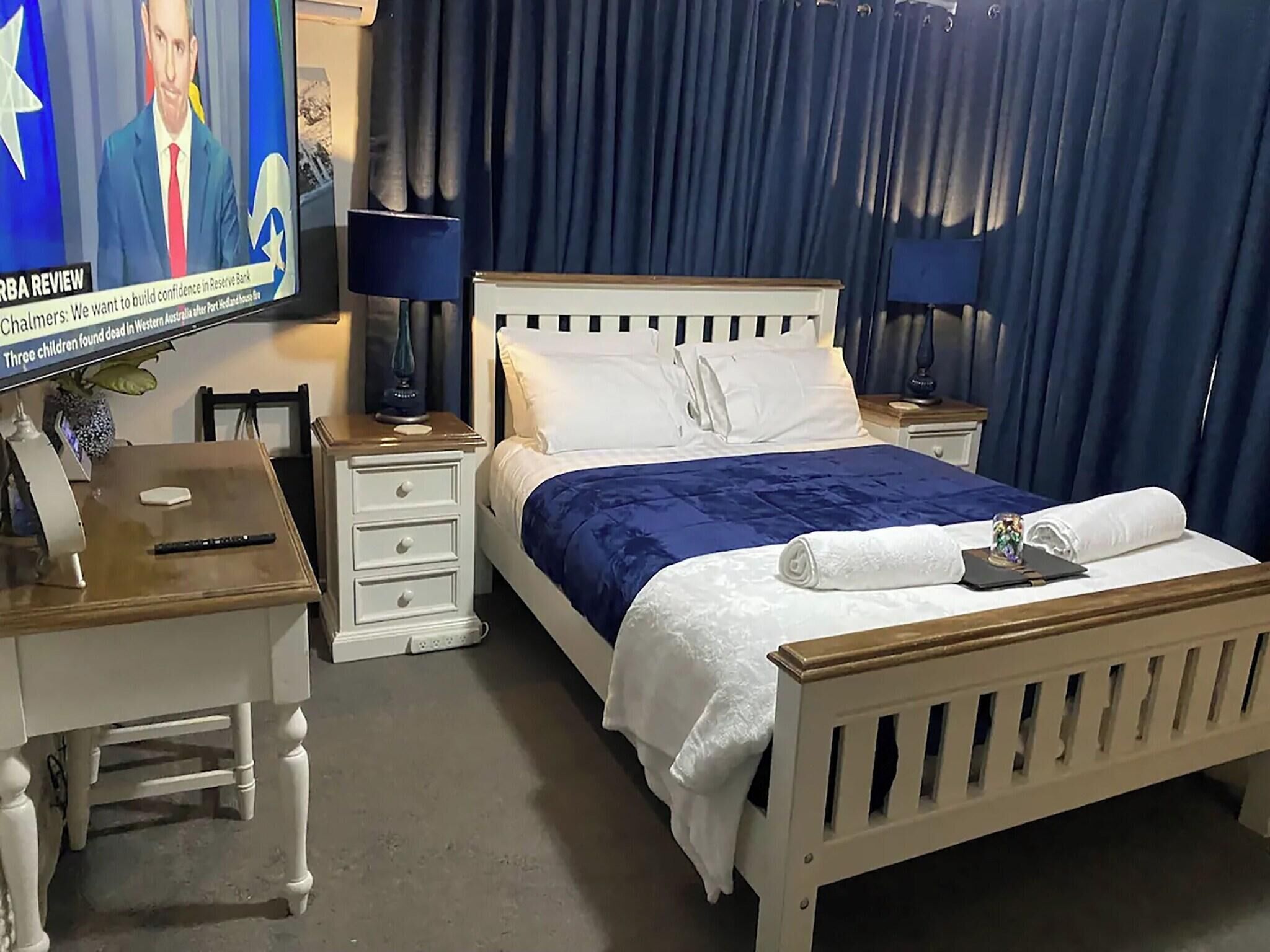 Minibar, sistema de insonorización y tabla de planchar con plancha 