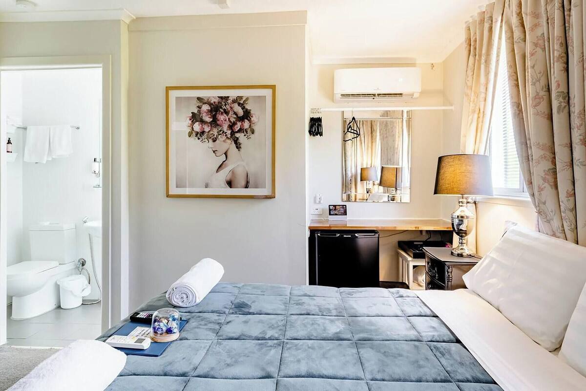 Minibar, soundproofing, iron/ironing board, free WiFi