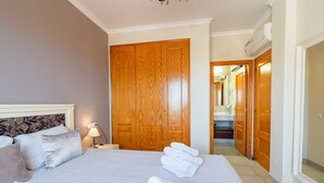 A hotel room with a large bed, wooden wardrobe, and a bathroom visible through an open door. - CostaBlancaDreams - Dinamarca in Altea Hills (Altea)