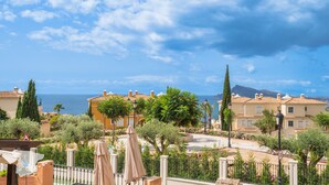 A coastal residential area with Mediterranean-style buildings, a paved walkway, and a view of the sea. - CostaBlancaDreams - Dinamarca in Altea Hills (Altea)