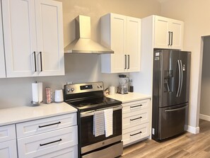 Private kitchen - Beautiful 4 Bedroom house 25 mins away from the beach (Cape Coral)