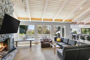 Téléviseur, foyer, table de baby-foot