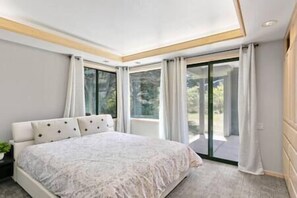 4 bedrooms, desk, iron/ironing board, WiFi