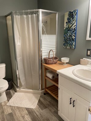 Shower, jetted bath, hair dryer, towels