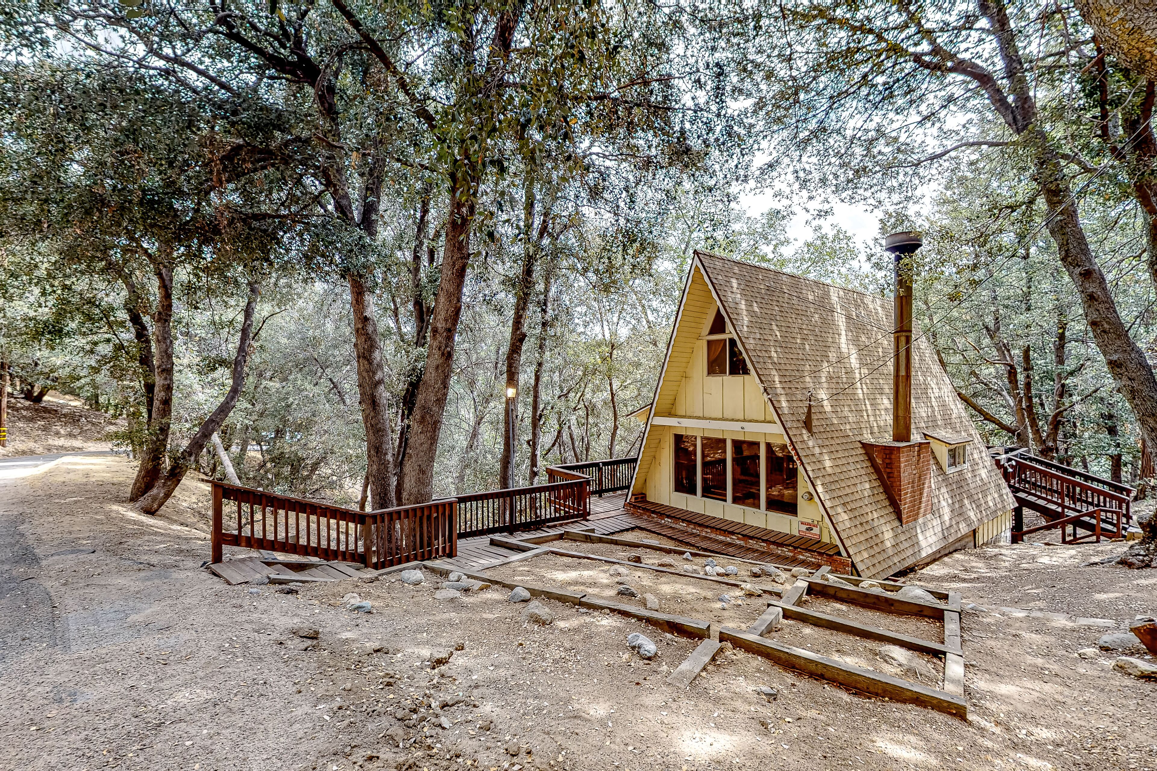 Comfy cabin with fireplace, grill, and outdoor dining - 5-minute drive to lake