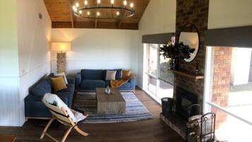 Smart TV, fireplace, stereo