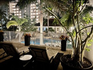 Property grounds - Enjoy a Poolside Luxury Condo and dock, & only a 3 min walk to Vanderbilt Beach. (Naples)