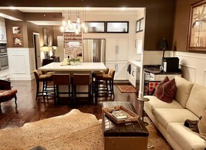 Smart TV, caminetto, lettore DVD, libri