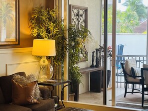 Smart TV, caminetto, lettore DVD, libri