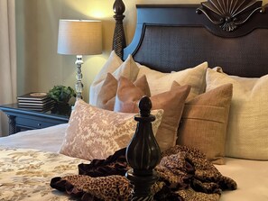 3 bedrooms, iron/ironing board, travel cot, free WiFi - Enjoy a Poolside Luxury Condo and dock, & only a 3 min walk to Vanderbilt Beach. (Naples)