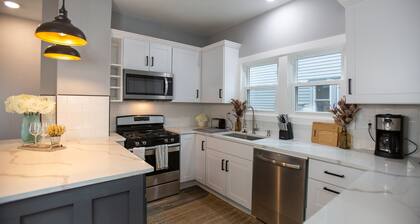 IRISH COVE GETAWAY! Walk to Notre Dame! Host a Tailgate with 2 homes!!