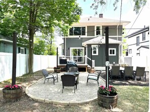 Outdoor dining - IRISH COVE GETAWAY! Walk to Notre Dame! Host a Tailgate with 2 homes!! (South Bend)