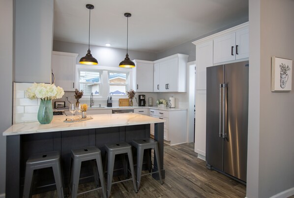 Fridge, microwave, oven, stovetop - IRISH COVE GETAWAY! Walk to Notre Dame! Host a Tailgate with 2 homes!! (South Bend)
