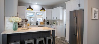 IRISH COVE GETAWAY! Walk to Notre Dame! Host a Tailgate with 2 homes!!